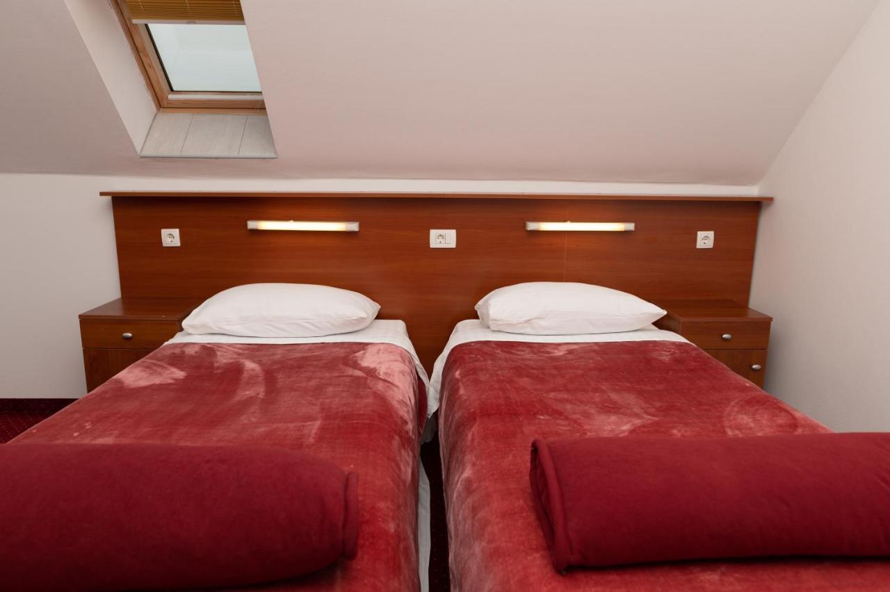 Hotel Mirni Kutak Otocac Luaran gambar