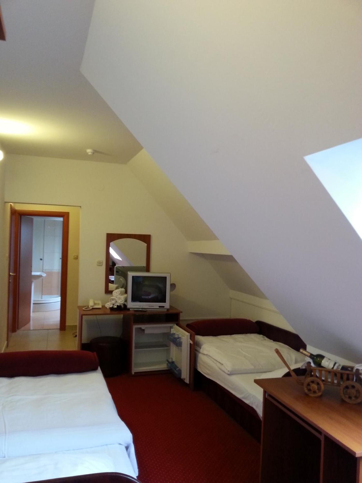 Hotel Mirni Kutak Otocac Bilik gambar