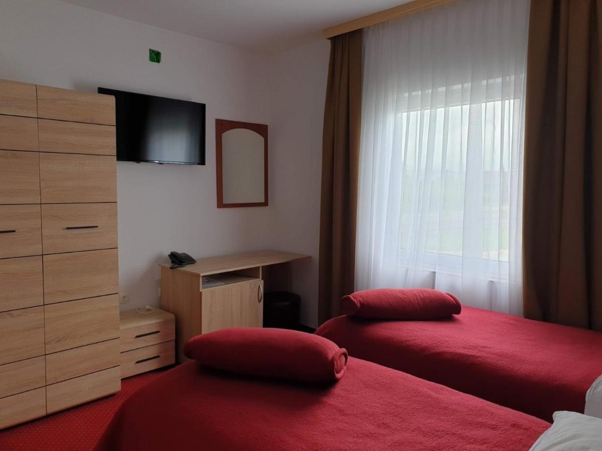 Hotel Mirni Kutak Otocac Luaran gambar